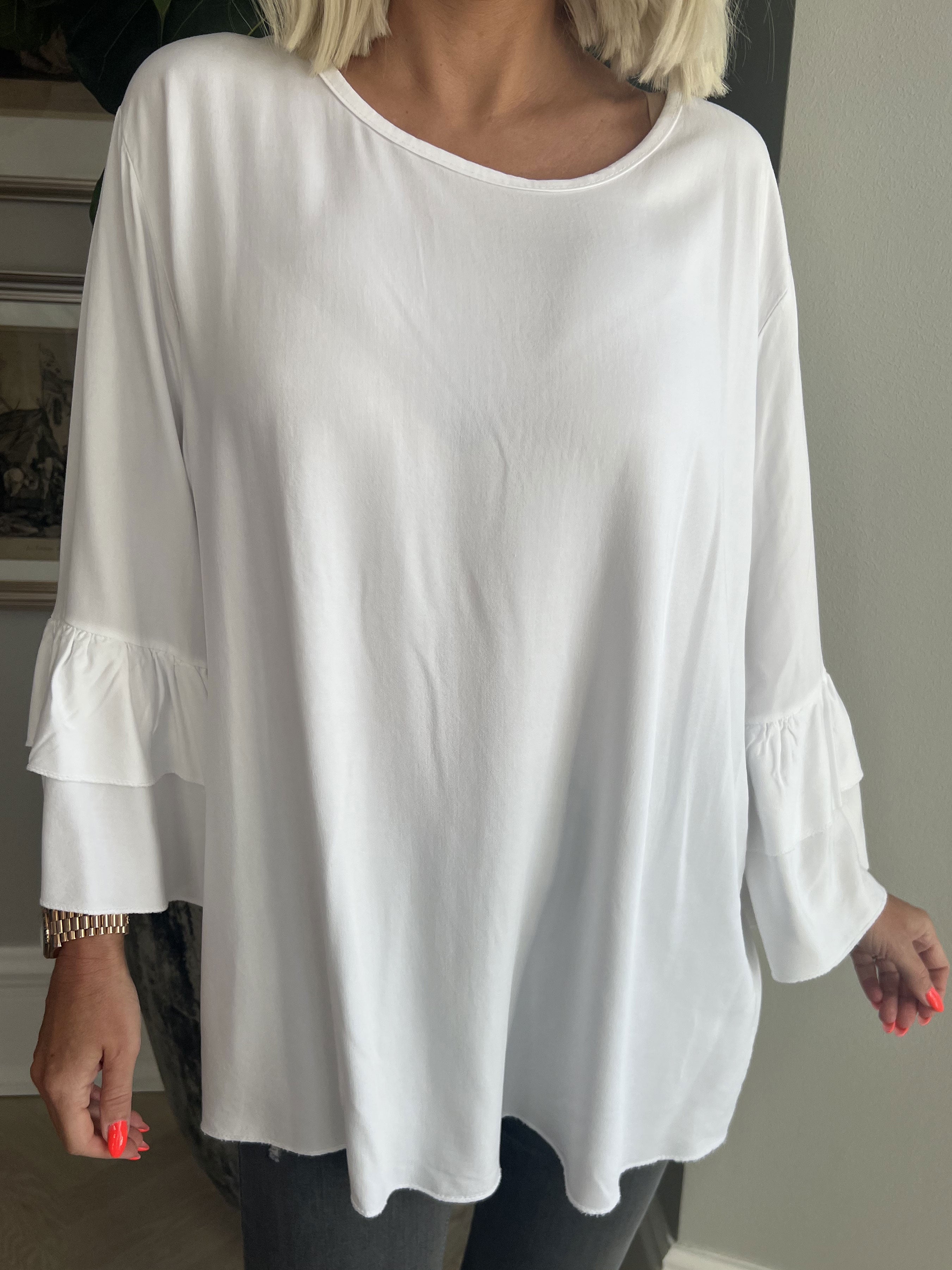 Kayla - Sød bluse i viskose med flæser på ærmerne